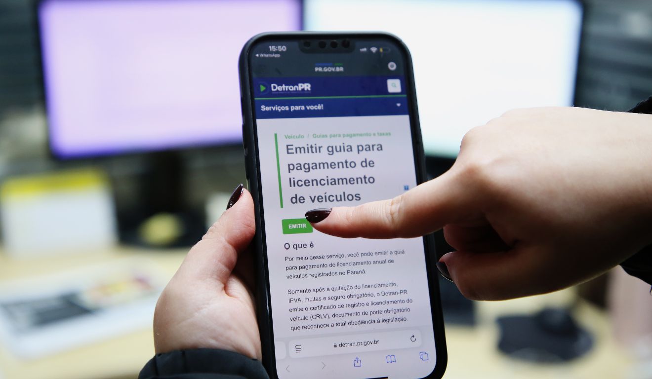 Celular mostra como fazer o pagamento do licenciamento de veículos no Paraná