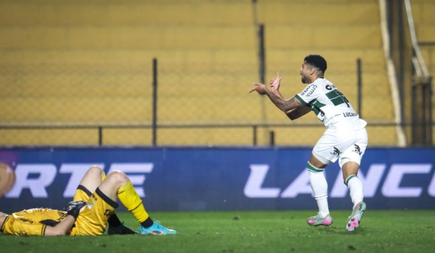 Lucas Ronier comemora gol em Novorizontino x Coritiba