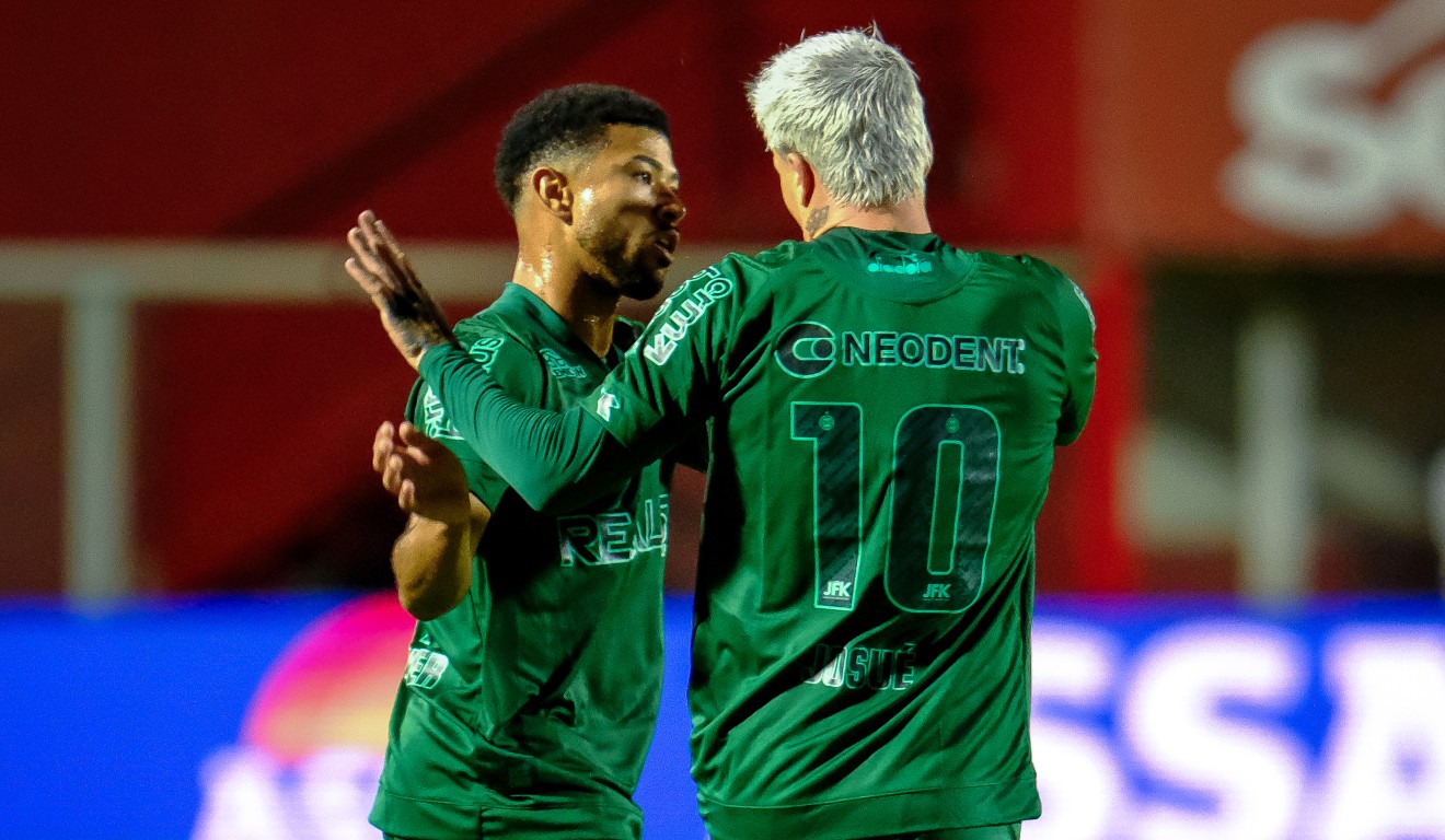 Lucas Ronier e Josué comemoram gol do Coritiba