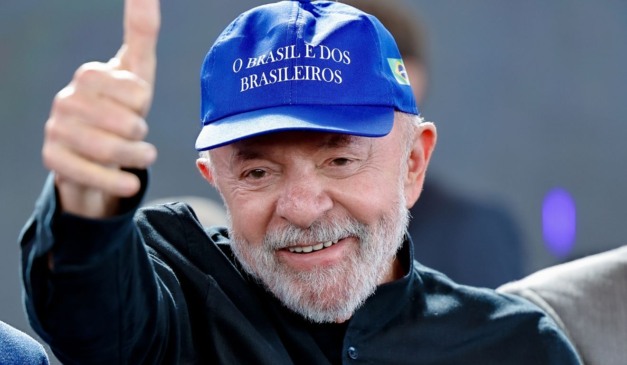 Lula, com boné em alusão a lema de Donald Trump; presidente do Brasil se denominou como "socialista"
