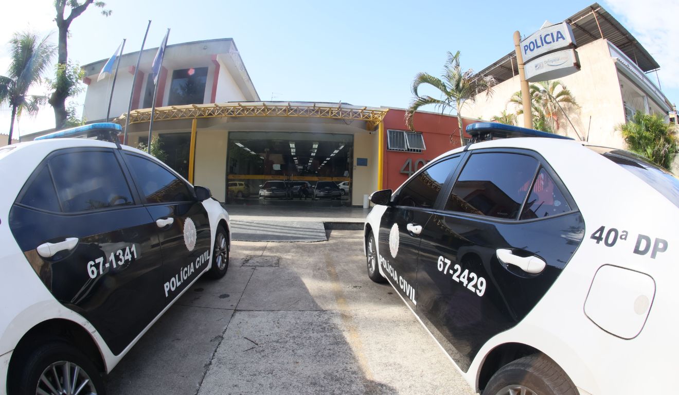 Viaturas da Polícia Civil do RJ; policiais prenderam mãe que deixou filhos sozinhos para ir beber