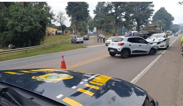 Dois carros colidiram na BR-116 em Mandirituba; mãe e bebê foram internados após o acidente.