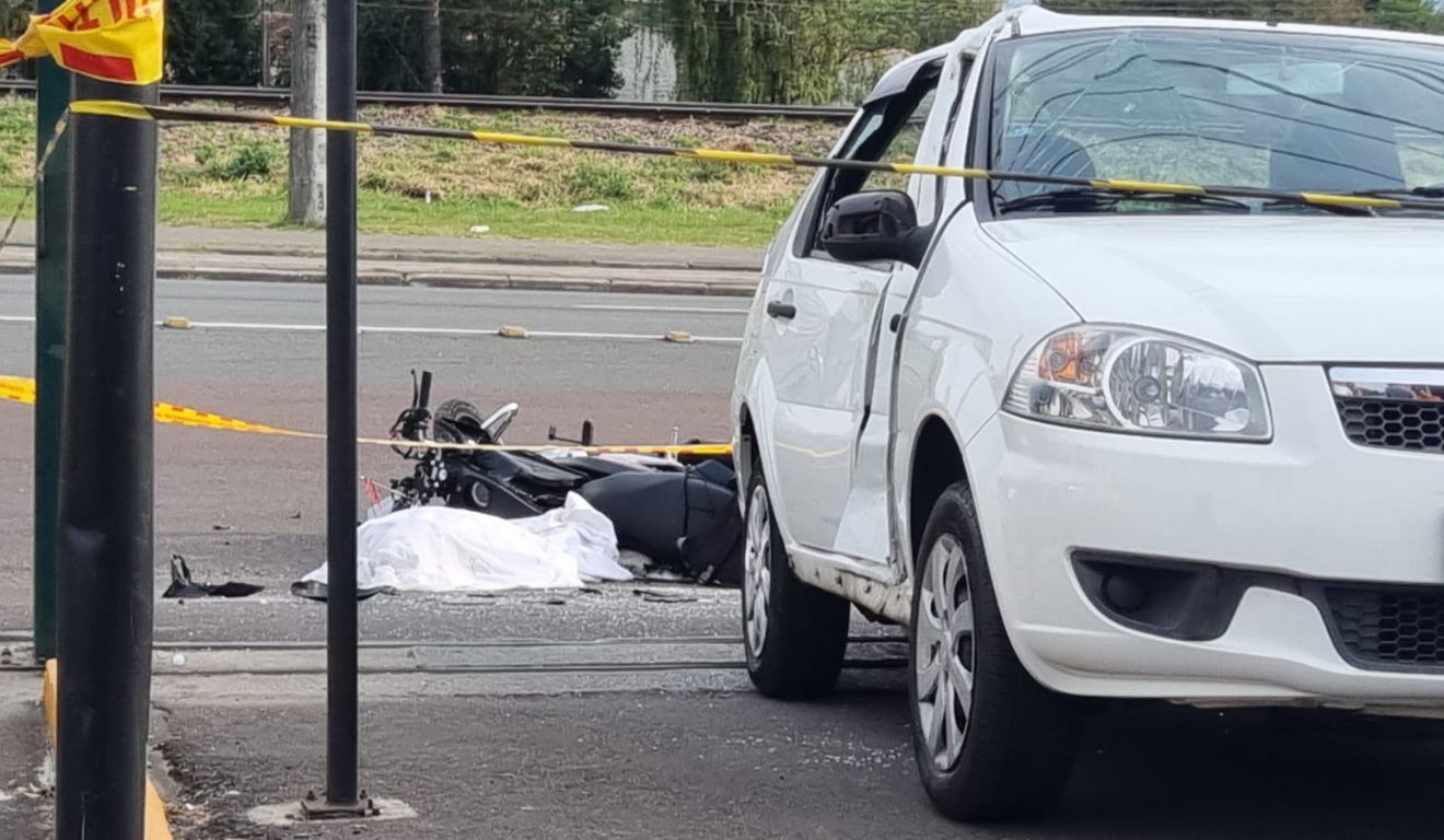 Moto de motociclista que voou por cima de carro no chão; homem morreu no local