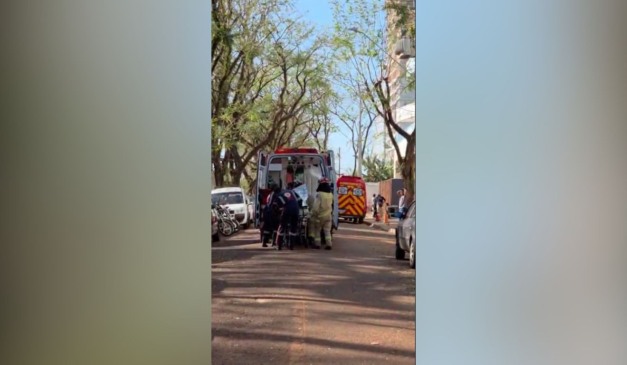 Uma das mulheres, vítima de explosão em prédio de Londrina, é socorrida pelo SIATE