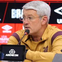 Odair Hellmann em coletiva do Athletico