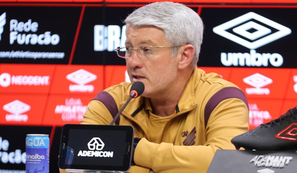 Odair Hellmann em coletiva do Athletico