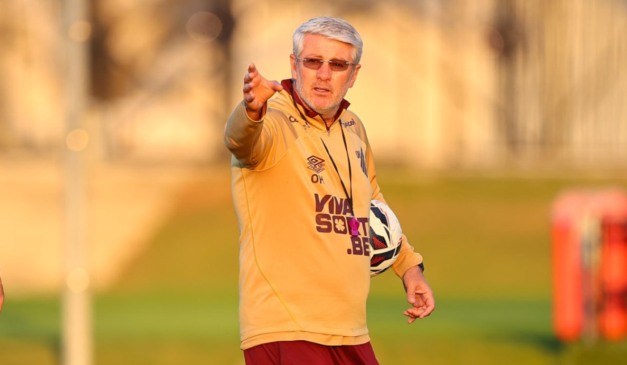 Odair Hellmann comanda treino do Athletico no CT do Caju