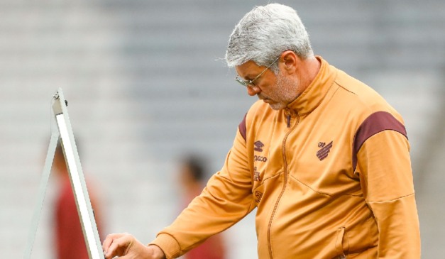 Odair Hellmann, técnico do Athletico