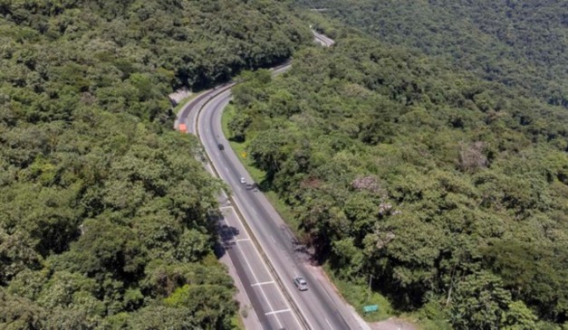 Rodovia pedagiada no Paraná; pedágio terá novos valores no estado em agosto