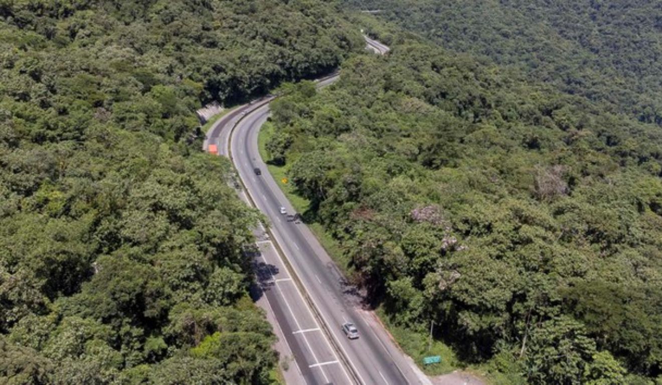 Rodovia pedagiada no Paraná; pedágio terá novos valores no estado em agosto