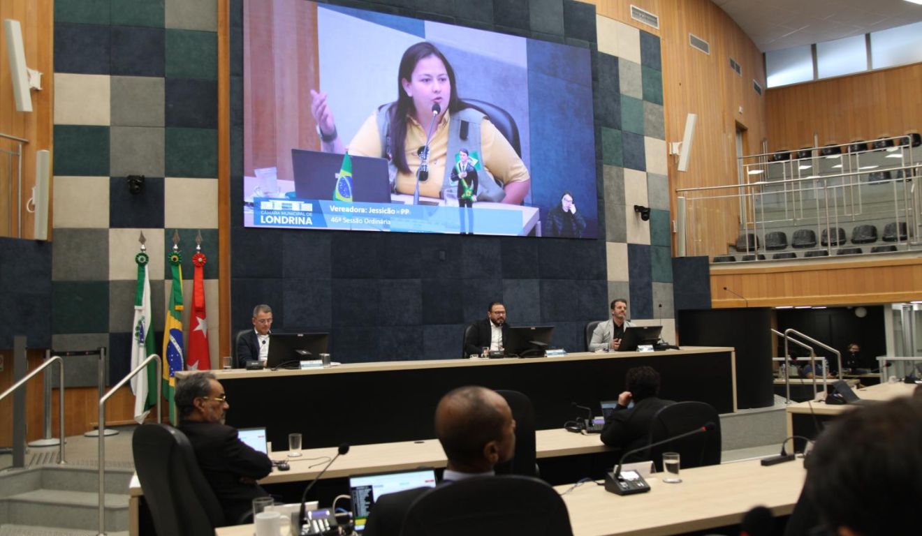 Vereadora Jessicão durante sessão plenária na Câmara de Londrina