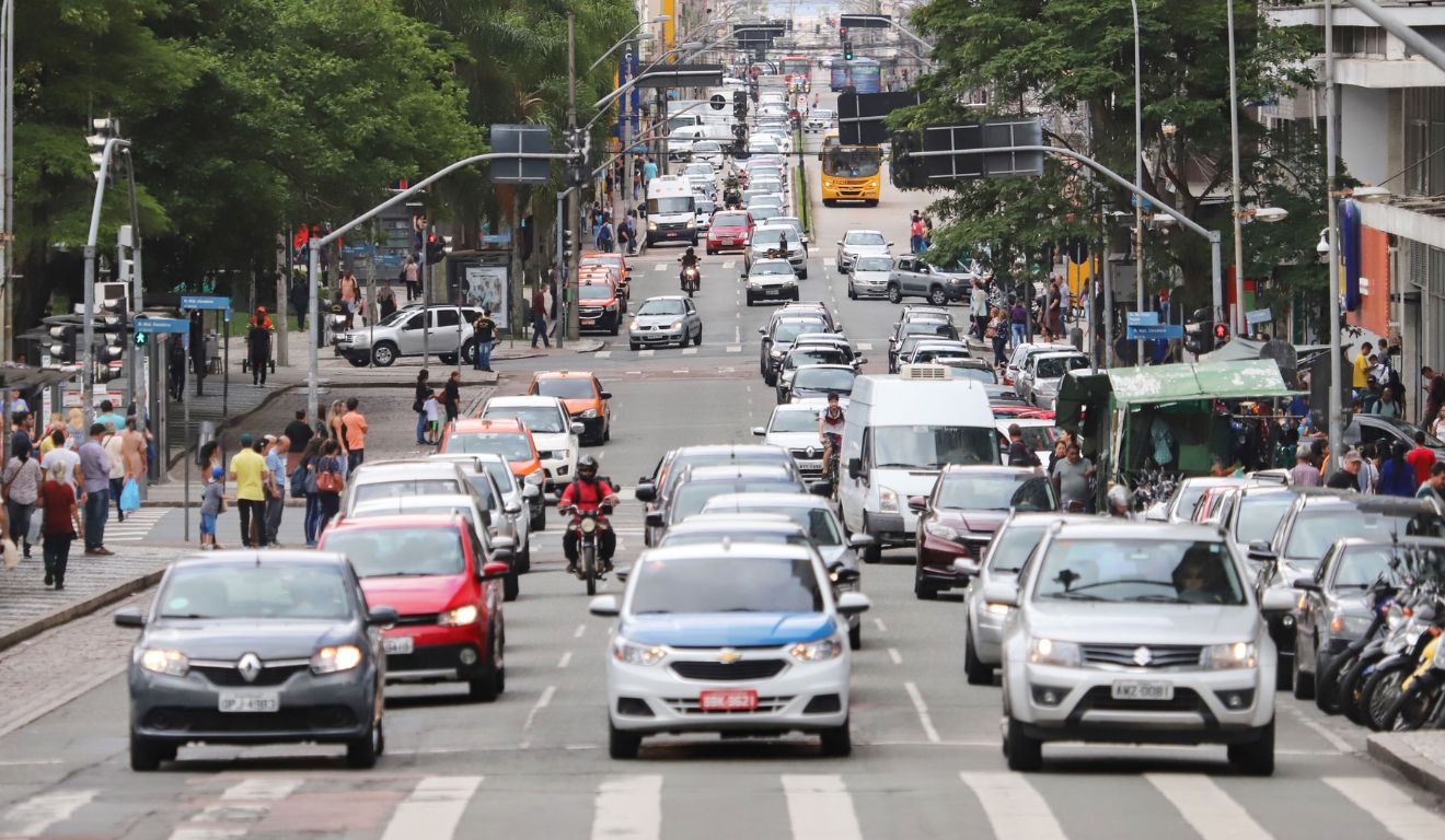 Carros em avenida no Paraná; Ratinho Jr. deve anunciar redução na alíquota do IPVA