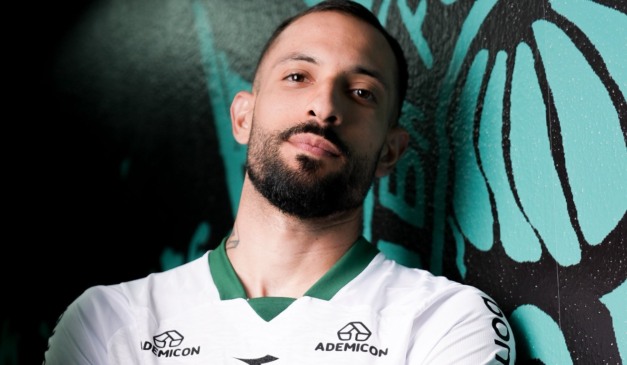 Rodrigo Rodrigues posa com a camisa do Coritiba