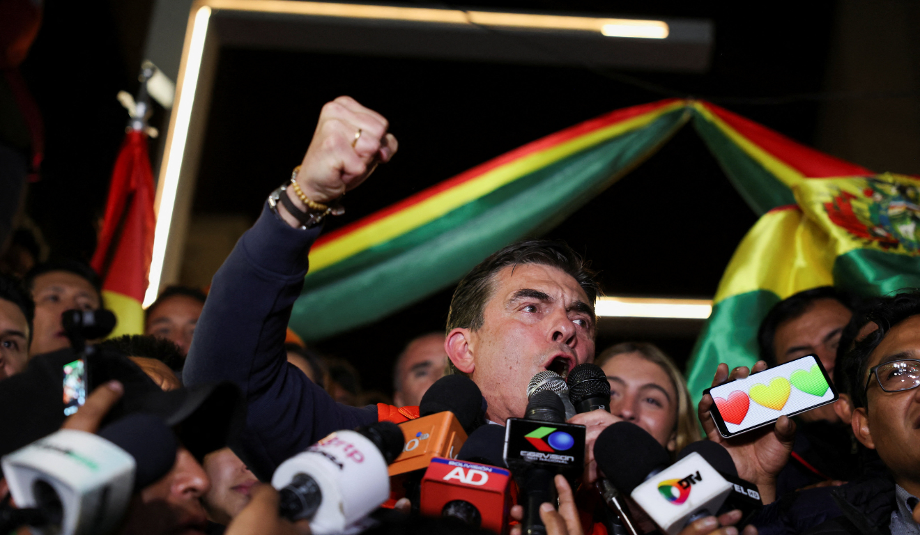 Senador e candidato à Presidência da Bolívia, Rodrigo Paz, discursando para simpatizantes e para a imprensa em La Paz no dia 17/08/2025