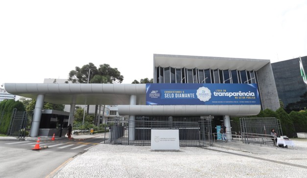 selo diamante na fachada da alep