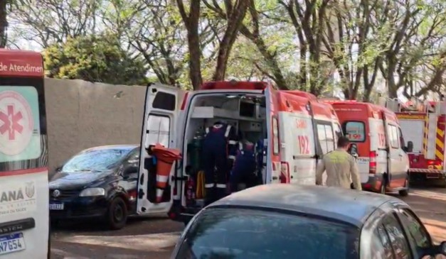 Uma das trabalhadoras, vítima de explosão em prédio de Londrina, é socorrida pelo SIATE após ter queimaduras em 90% do corpo.
