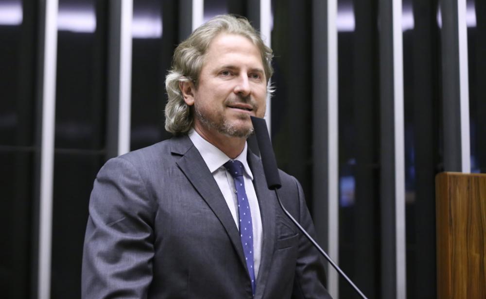 Deputado Federal Zeca DIrceu no púlpito da Câmara Federal, em frente ao microfone.