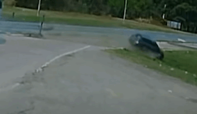 Imagem de câmera de segurança de um carro sendo arremessado em direção a um barraco.