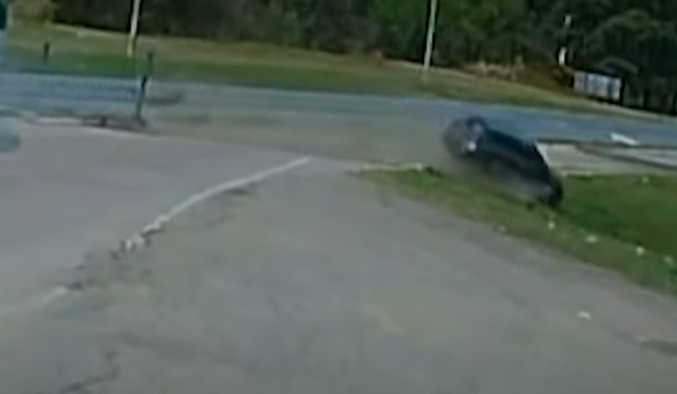 Imagem de câmera de segurança de um carro sendo arremessado em direção a um barraco.