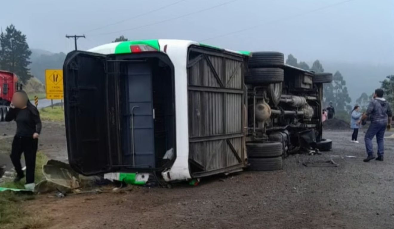acidente na br-116 com ônibus e caminhão