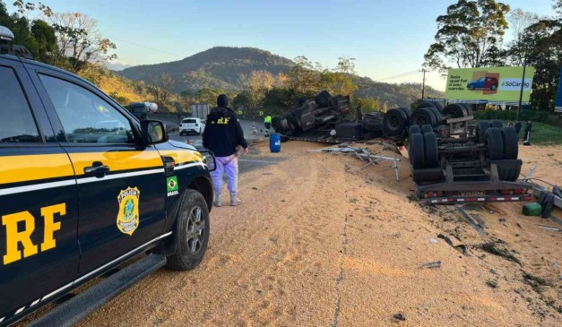 Caminhão tombado na BR-277