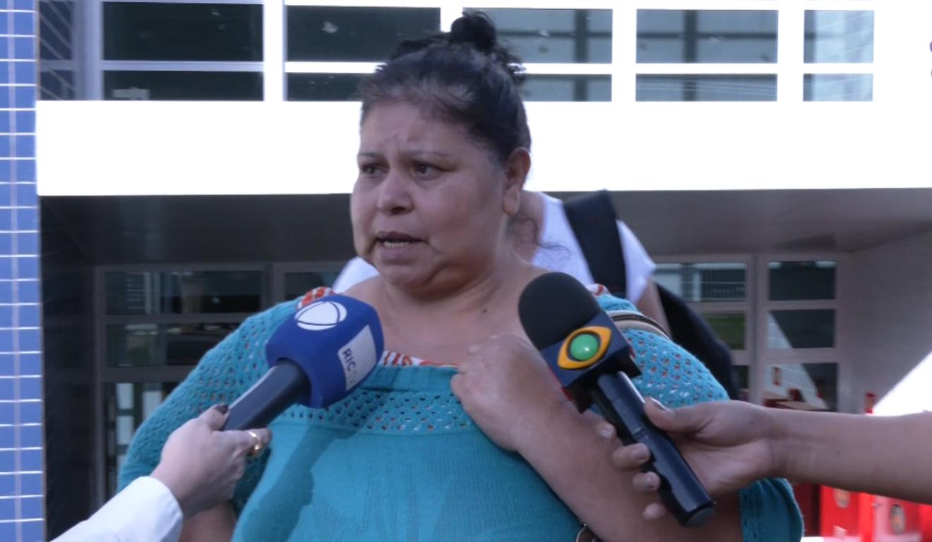 Mãe de vítima em acidente de carro que seria padre dando entrevista