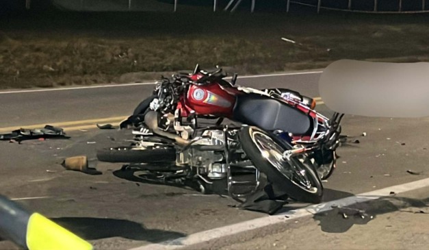 Grave acidente entre duas motocicletas que estão destruídas