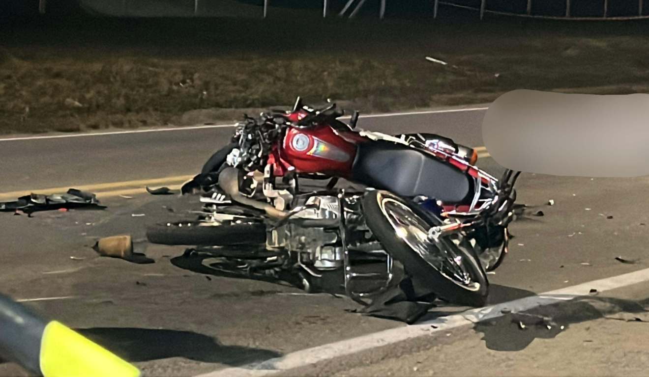 Grave acidente entre duas motocicletas que estão destruídas