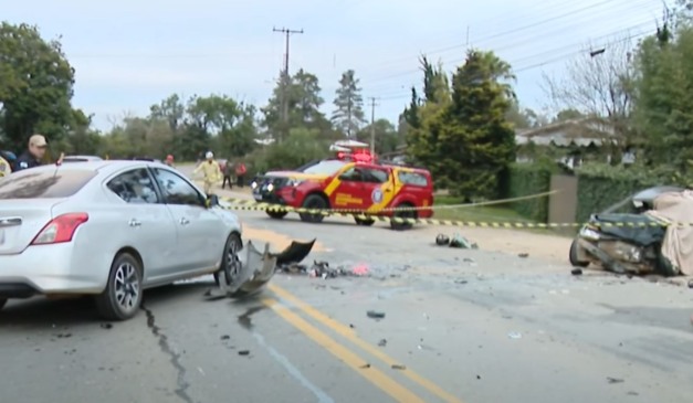 Acidente com dois carros na Estrada da Ribeira