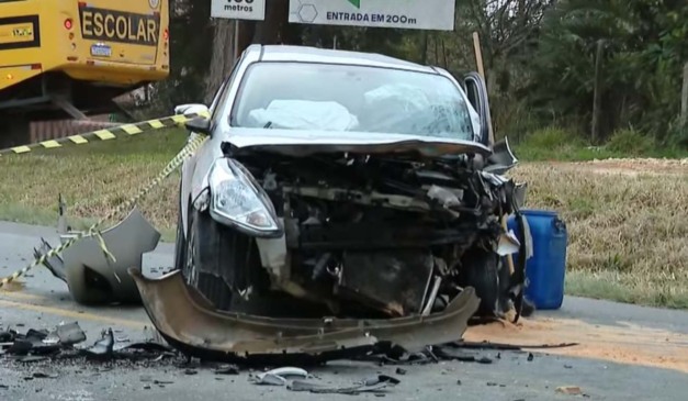Carro com a frente destruída em acidente na Estrada da Ribeira