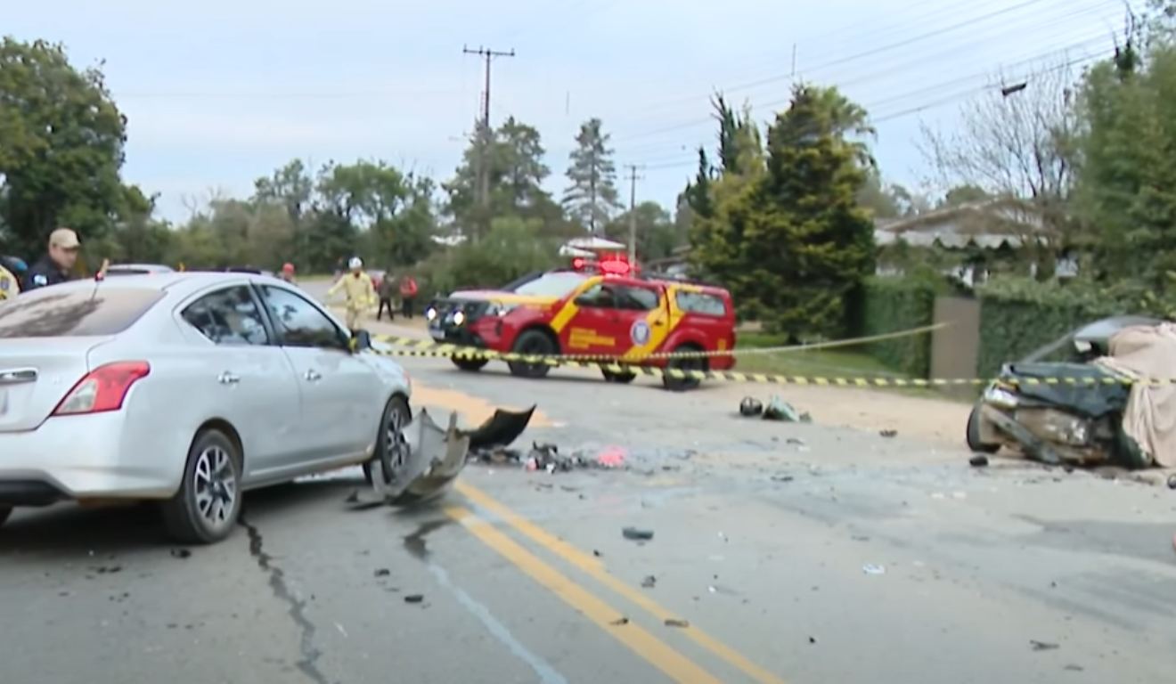 Acidente com dois carros na Estrada da Ribeira