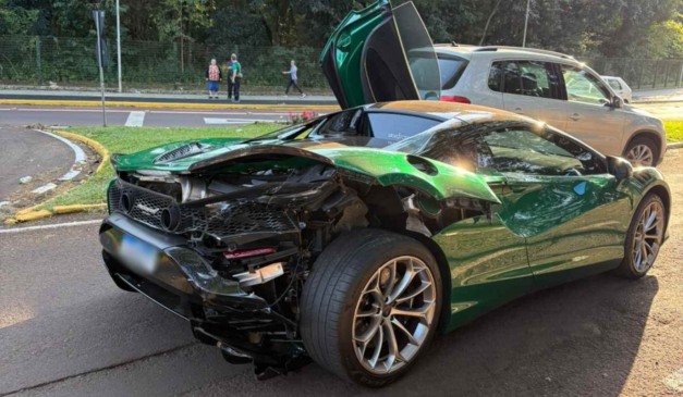 McLaren danificada após acidente