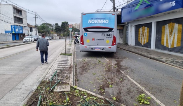 local onde o motorista bateu no poste
