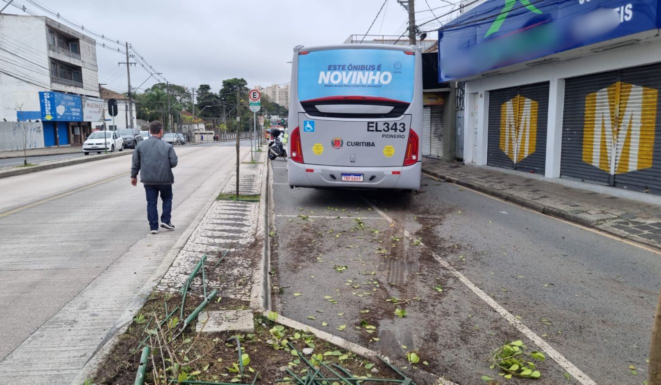local onde o motorista bateu no poste