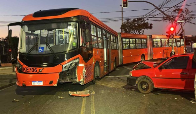 Carro e ônibus biarticulado ficaram danificados em acidente