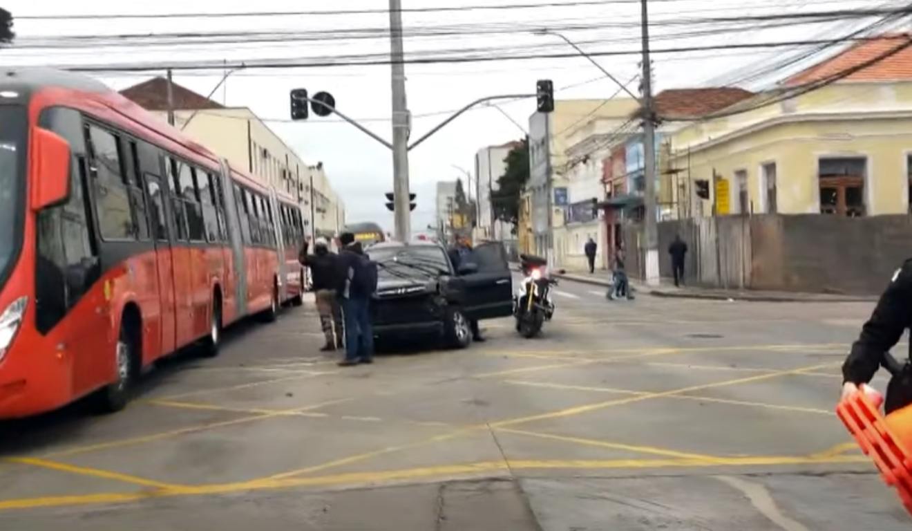 Carro em conversão proibida no centro de Curitiba