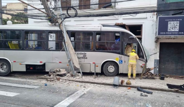 Ônibus bate em prédio no Centro de CUritiba