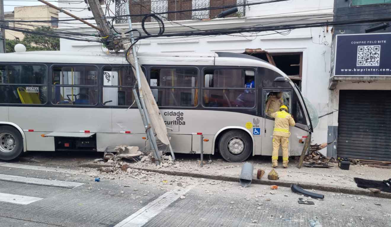 Ônibus bate em prédio no Centro de CUritiba