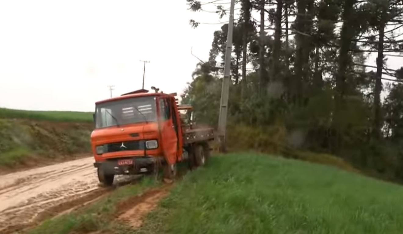 Pai e filho estavam fazendo entregas em região rural quando acidente aconteceu (Foto: Reprodução/RICtv)