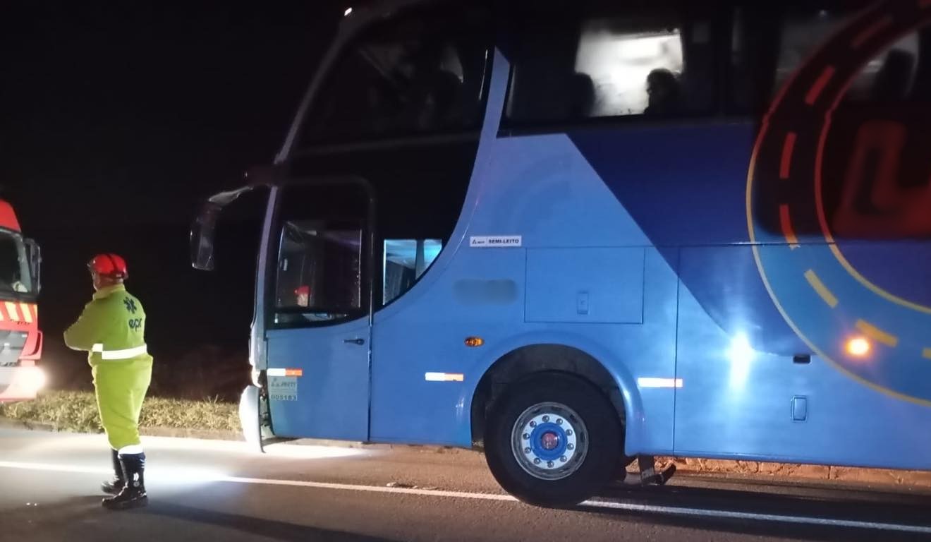 ônibus envolvido no acidente com morte de pai, que tentou salvar a filha