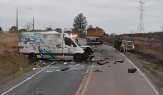 Acidente na PR-151 entre van e caminhão