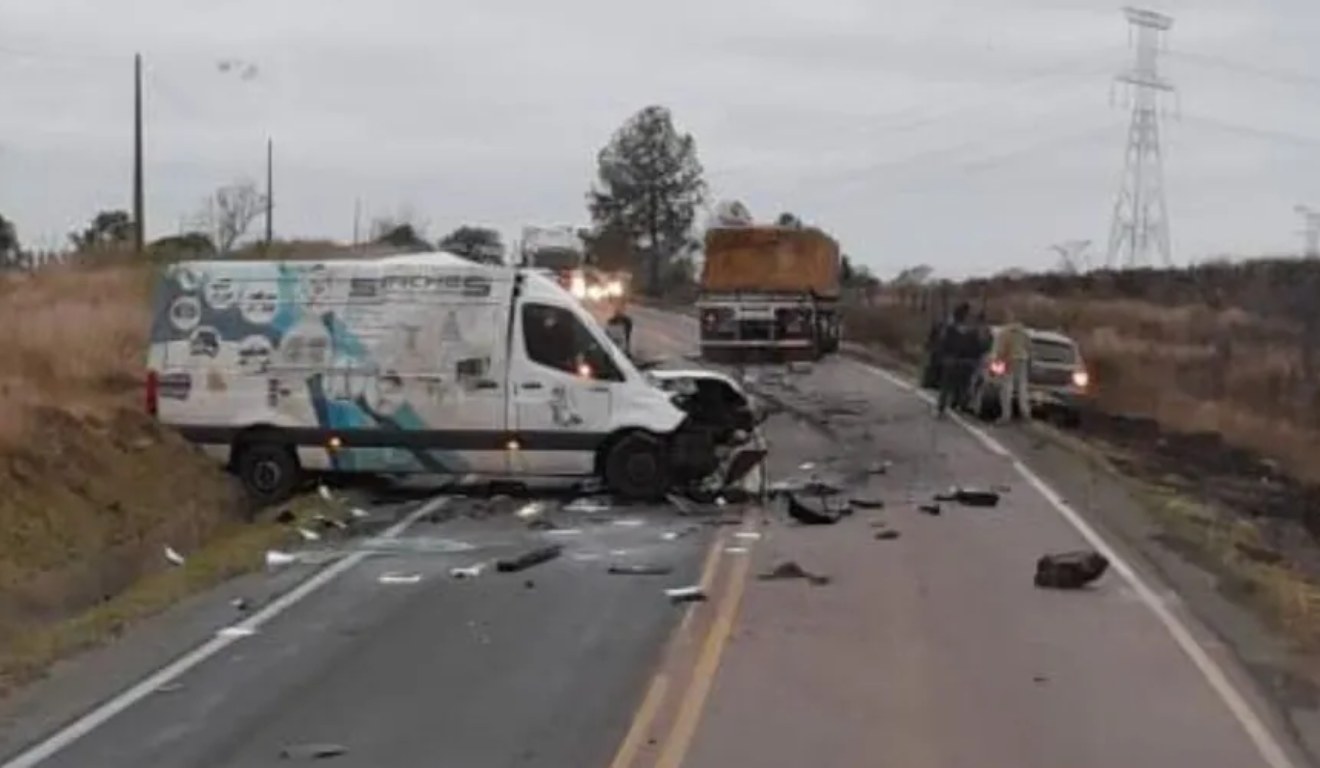 Acidente na PR-151 entre van e caminhão