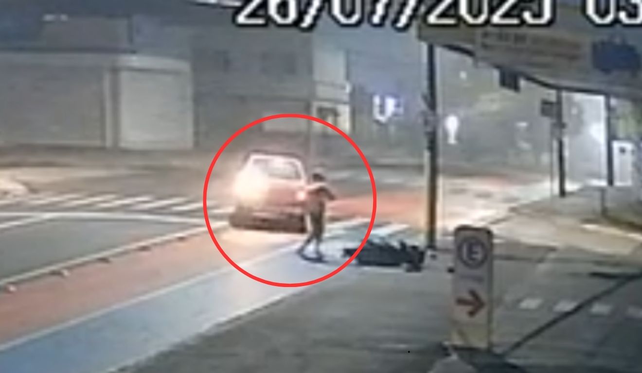 adolescentes atropelando jovens em moto