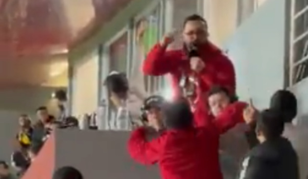 Vídeo mostra momento da agressão. (Foto: Reprodução/ X)