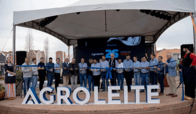 representantes do agroleite em estande de exposição
