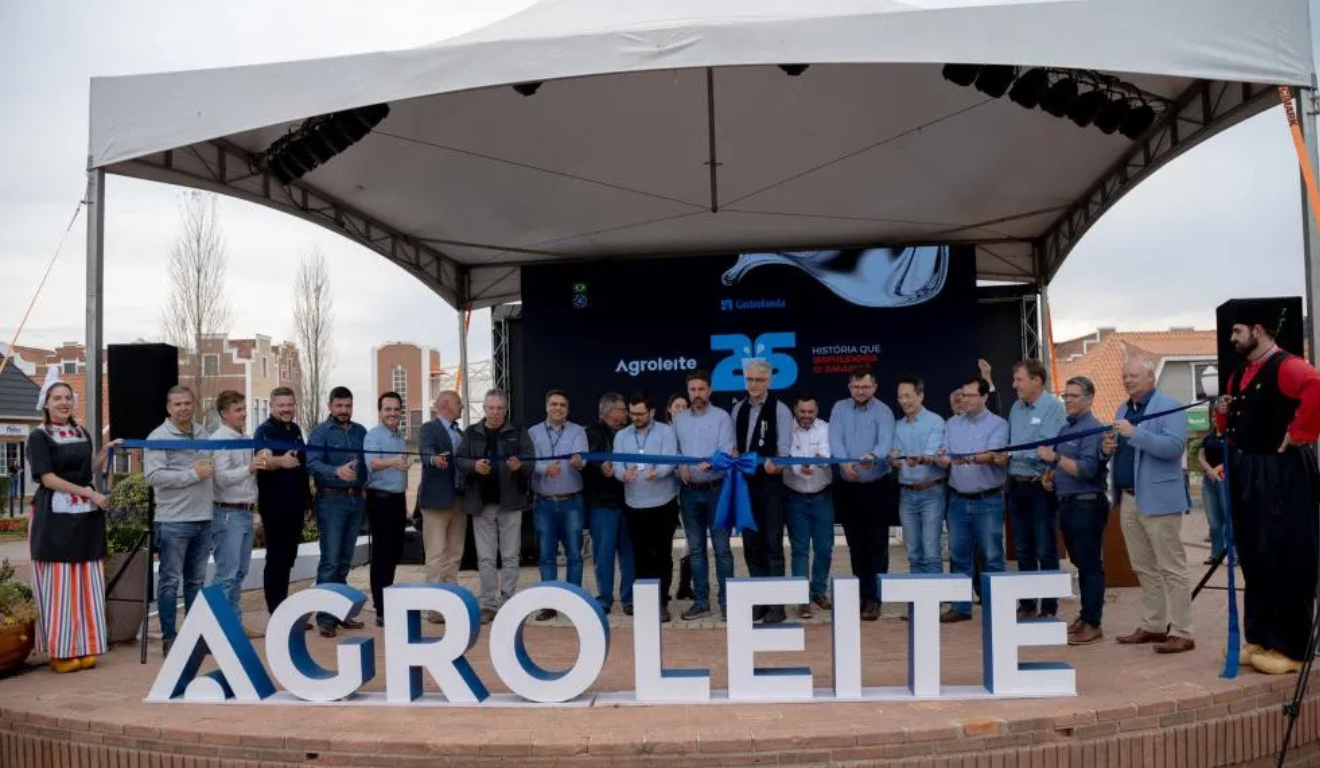 representantes do agroleite em estande de exposição