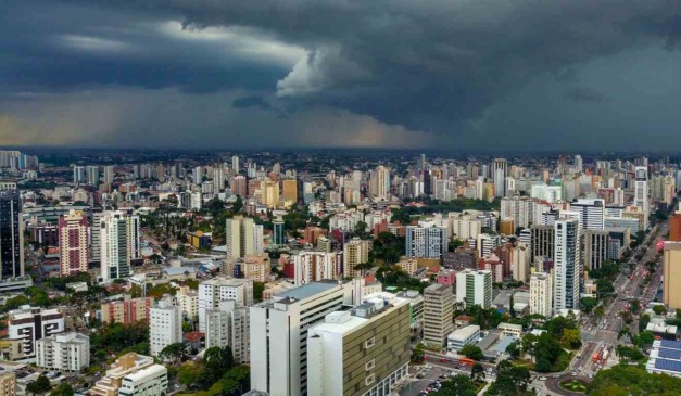 Nuvem carregada no céu de Curitiba