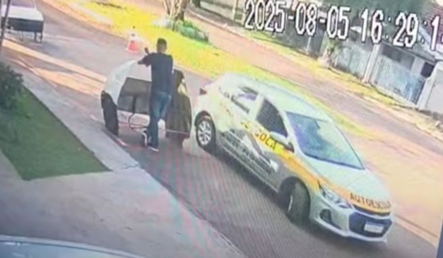 aluna invade autoescola com carro ao fazer baliza