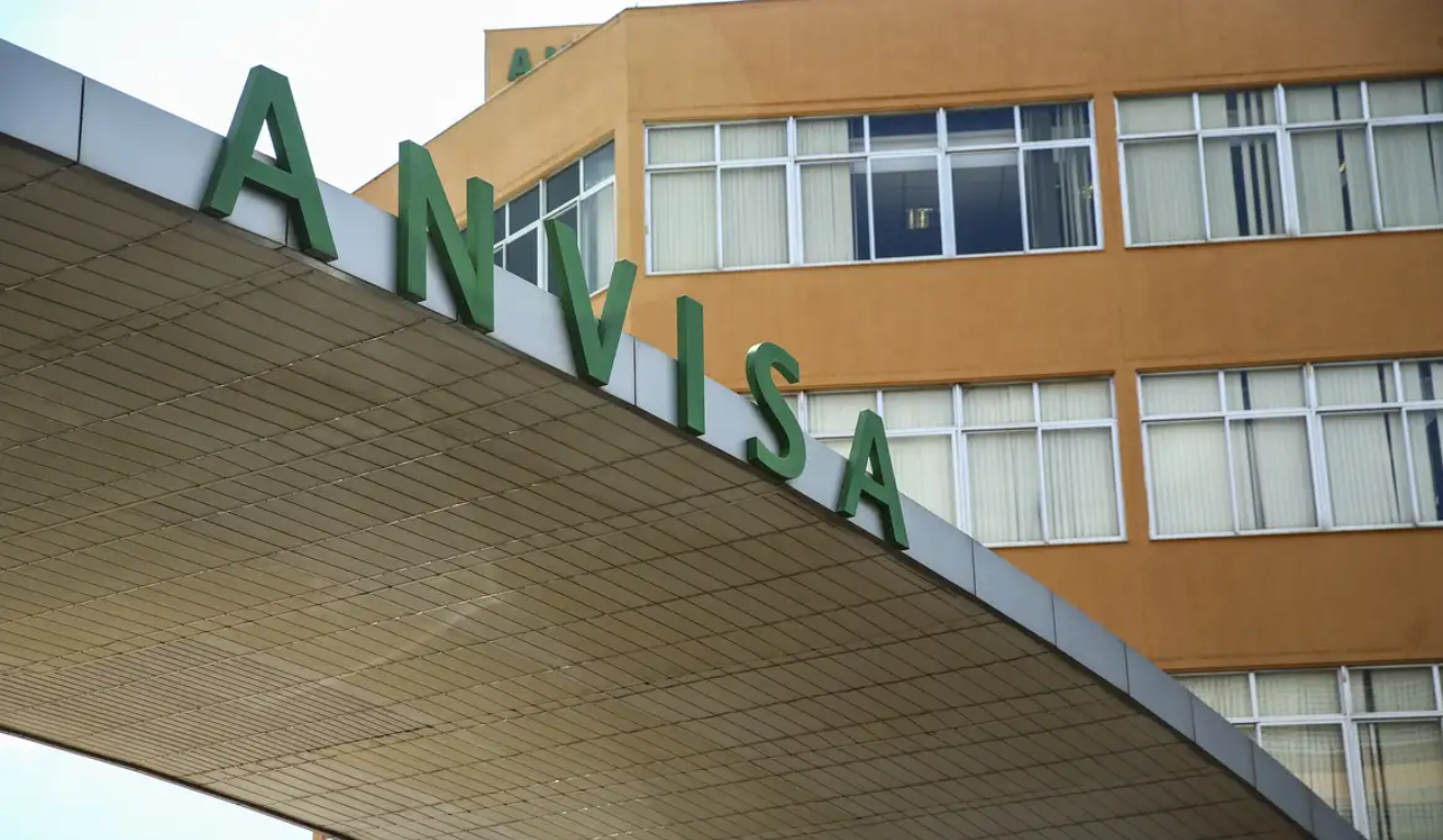 A Anvisa decidiu proibir a manipulação da semaglutida, substância presente em remédios como o Ozempic. Na imagem, vemos parte da fachada da Anvisa, com um letreiro verde com o nome da empresa.