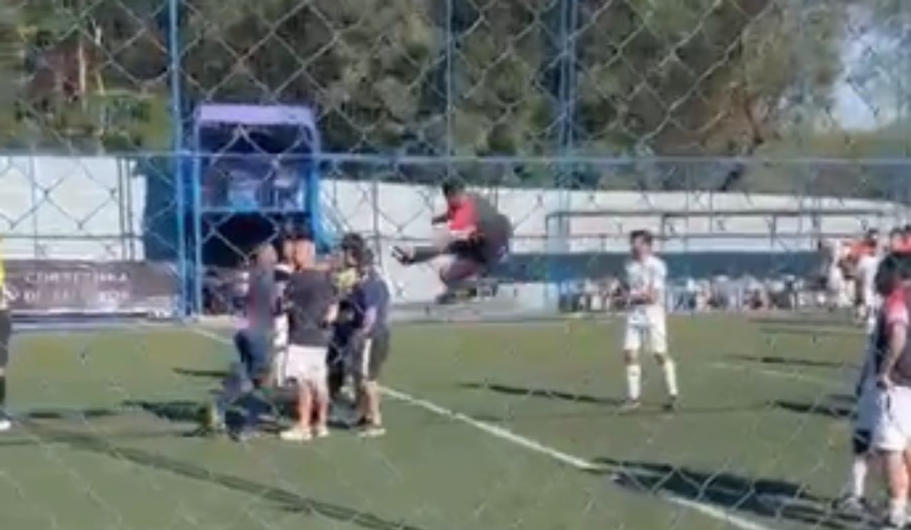 momento em que o árbitro é agredido com voadora